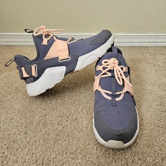 Nike Shoes - Nike Air Huarache City LowLight Carbon (Women's) 9
